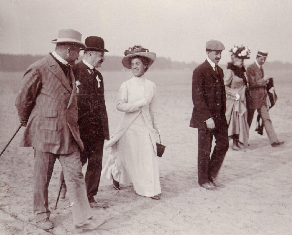 Katharine Wright conversando con Hart O. Berg y Alfred Harmsworth, primer Vizconde de Northcliffe.