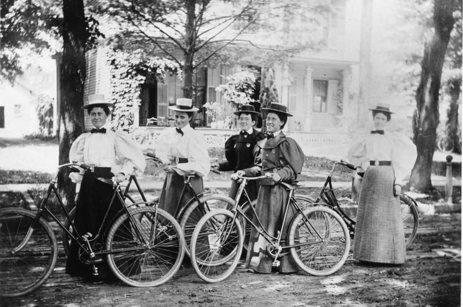 Katharine Wright montando en bicicleta junto a Harriet Silliman, Cora Dell Woodford, Margaret Goodwin y Mella Silliman.